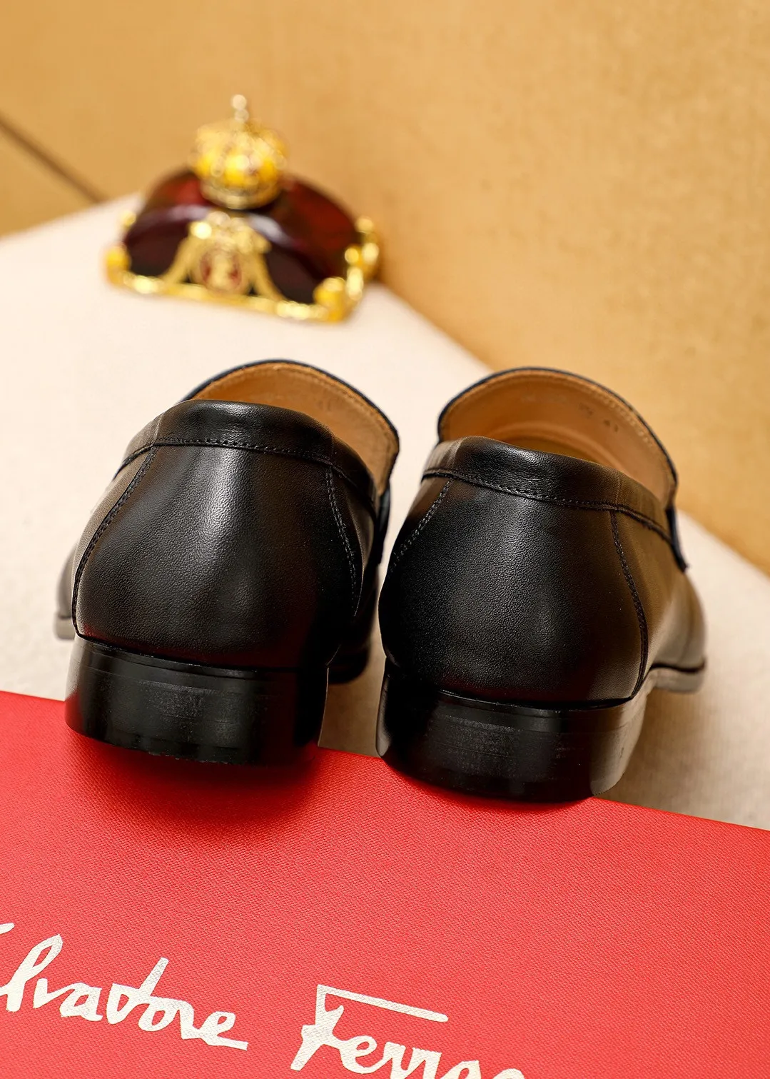 Men's shoes 💰442 💐 Product trademark: Ferragamo "Ferragamo" casual leather shoes Regular size: 38-44 (45.46🉑️customized) Product materials: Selected imported first-layer calfskin upper + original hardware buckle, imported water-dyed cow leather lining. Strong three-dimensional visual effect, combined outsole Color: 1⃣️color optional